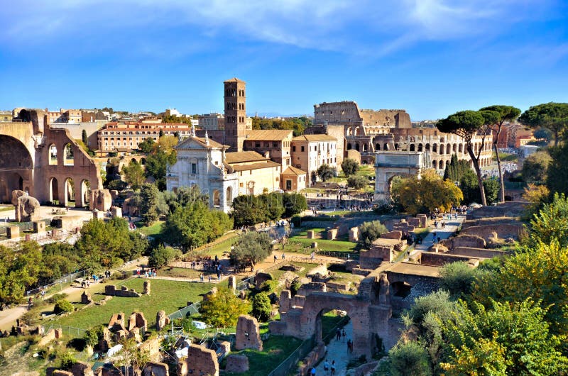 Opinião antiga de Roman Forum para o Colosseum, Roma, Itália