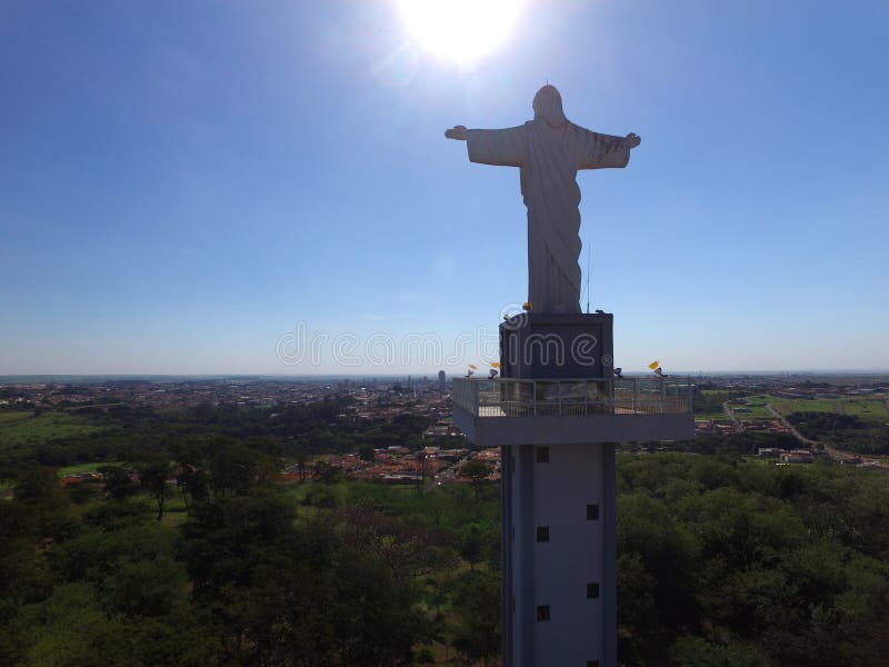 Opinião aérea Cristo o redentor na cidade de Sertaozinho, Sao Paulo, Brasil imagens de stock royalty free Opinião aérea Cristo o redentor na cidade de Sertaozinho, Sao Paulo, Brasil imagens de stock royalty free
