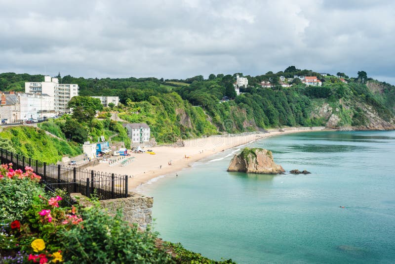Opinião aérea da praia do lado norte da cidade da praia de Tenby, Gales imagem de stock Opinião aérea da praia do lado norte da cidade da praia de Tenby, Gales imagem de stock