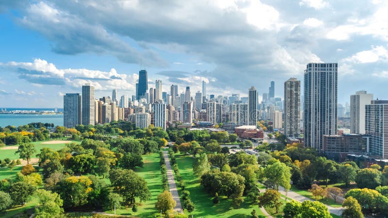 Opinião aérea da skyline de Chicago de cima de, Lago Michigan e cidade da arquitetura da cidade do centro dos arranha-céus de Chi foto de stock Opinião aérea da skyline de Chicago de cima de, Lago Michigan e cidade da arquitetura da cidade do centro dos arranha-céus de Chi foto de stock