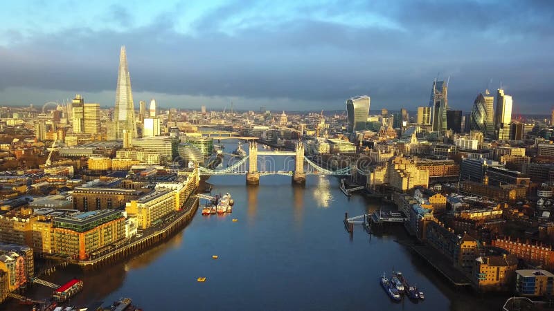 opinião aérea da skyline 4K de Londres do leste no nascer do sol com ponte e arranha-céus da torre