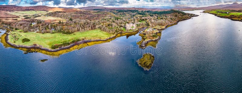 Opinião aérea do outono do castelo de Dunvegan, ilha de Skye imagens de stock Opinião aérea do outono do castelo de Dunvegan, ilha de Skye imagens de stock