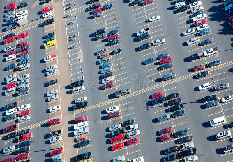 Opinião aérea do parque de estacionamento