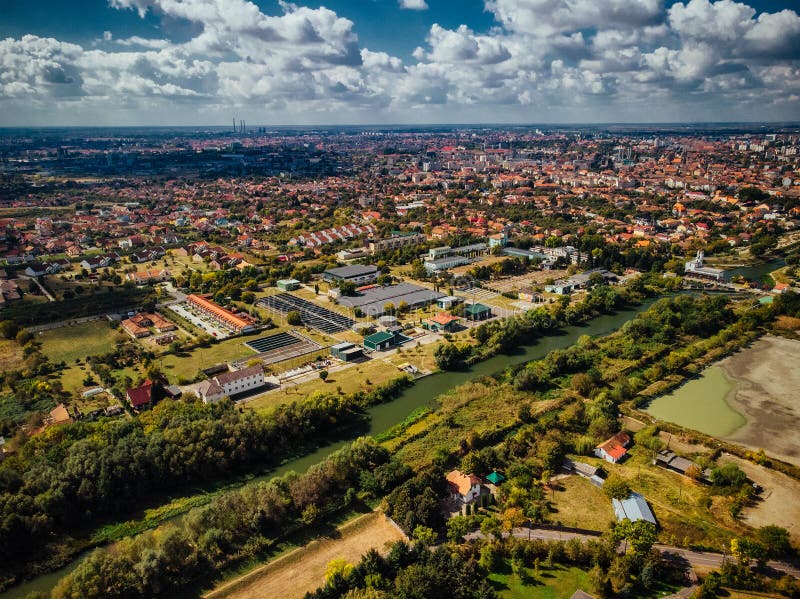 Opinião aérea do zangão da planta de tratamento de esgotos água industrial tr fotografia de stock Opinião aérea do zangão da planta de tratamento de esgotos água industrial tr fotografia de stock