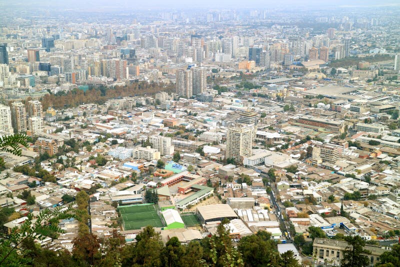 Opinião aérea espetacular Santiago Seen de San Cristobal Hilltop, Santiago, o Chile fotos de stock royalty free Opinião aérea espetacular Santiago Seen de San Cristobal Hilltop, Santiago, o Chile fotos de stock royalty free
