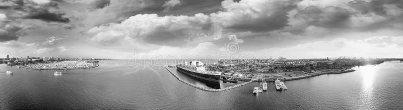 Opinião aérea preto e branco panorâmico Long Beach e a rainha miliampère imagens de stock royalty free Opinião aérea preto e branco panorâmico Long Beach e a rainha miliampère imagens de stock royalty free