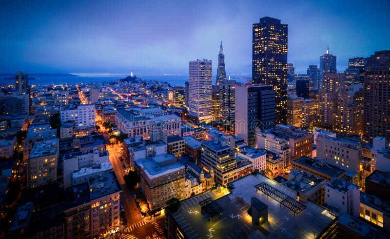 Opinião aérea San Francisco Skyline na noite fotografia de stock Opinião aérea San Francisco Skyline na noite fotografia de stock