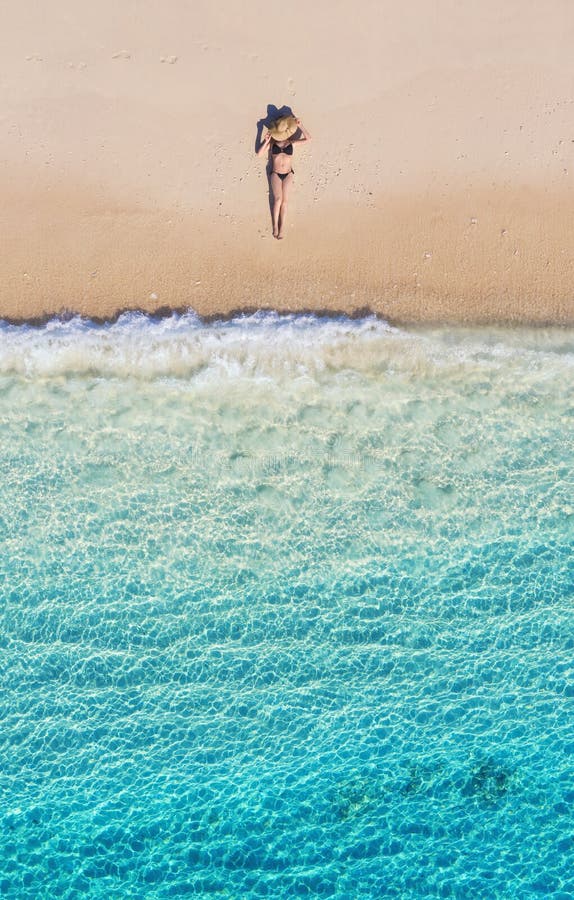 Opini?o a?rea uma menina na praia F?rias e aventura ?gua da praia e da turquesa Vista superior do zang?o na praia, no mar dos azu foto de stock Opini?o a?rea uma menina na praia F?rias e aventura ?gua da praia e da turquesa Vista superior do zang?o na praia, no mar dos azu foto de stock
