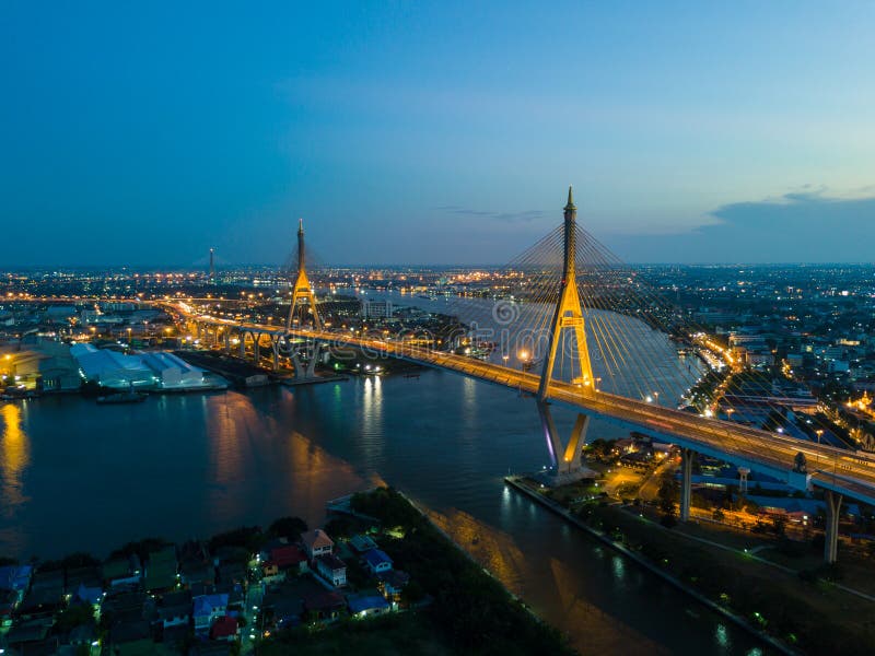 Opinião bonita do por do sol de um zangão da ponte de Bhumibol em Banguecoque fotografia de stock royalty free Opinião bonita do por do sol de um zangão da ponte de Bhumibol em Banguecoque fotografia de stock royalty free