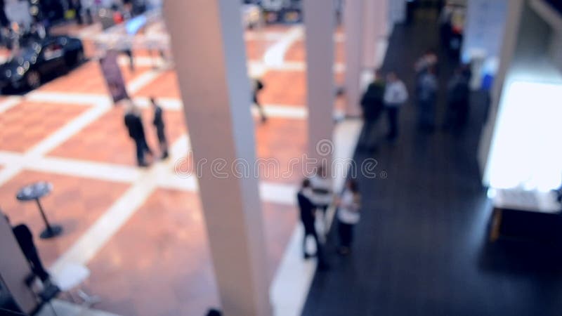 Opinião borrada os povos Povos em um grande salão moderno Fundo borrado vídeos de arquivo Opinião borrada os povos Povos em um grande salão moderno Fundo borrado vídeos de arquivo