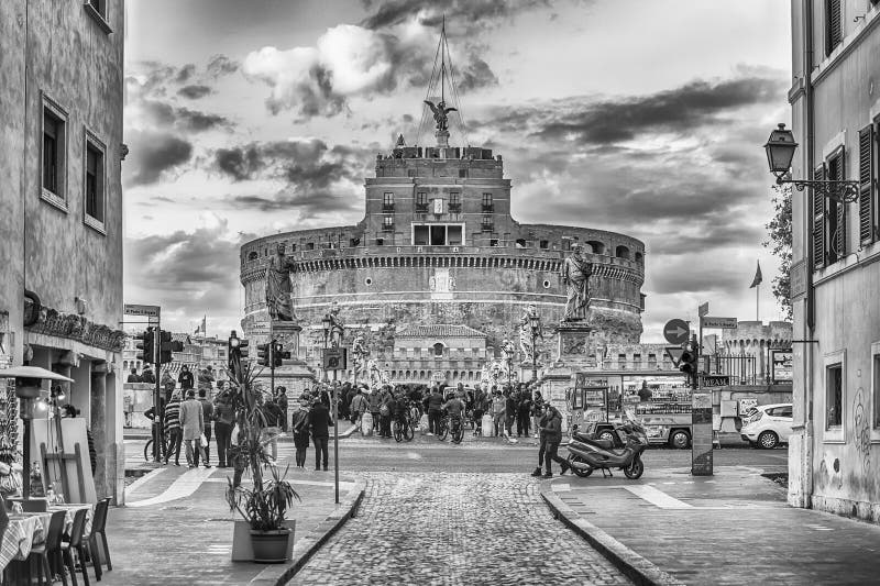 Opinião Castel Sant ' Fortaleza de Angelo e ponte, Roma, Itália imagem de stock Opinião Castel Sant ' Fortaleza de Angelo e ponte, Roma, Itália imagem de stock