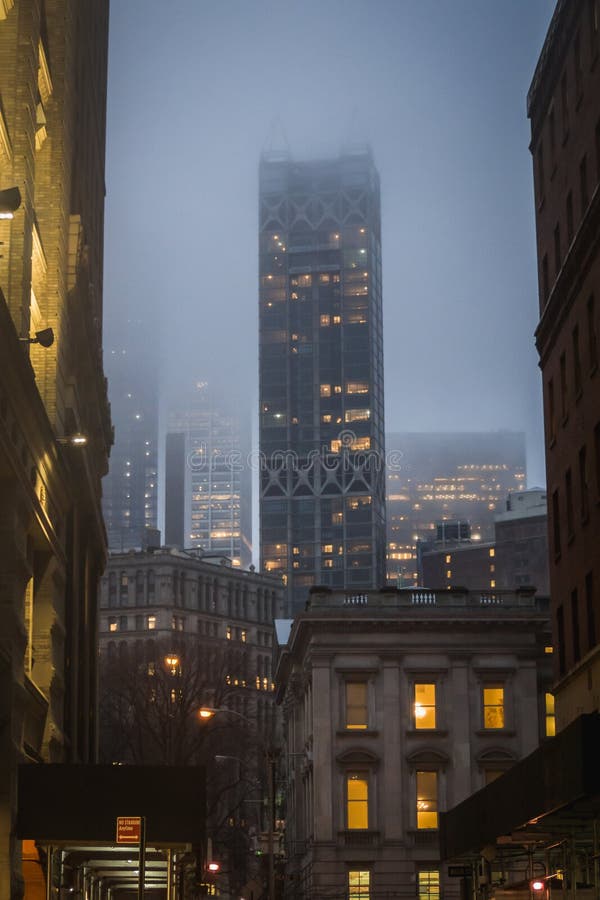 Opinião clássica da noite das ruas do centro de Manhattan em New York no meio das construções fotografia de stock Opinião clássica da noite das ruas do centro de Manhattan em New York no meio das construções fotografia de stock