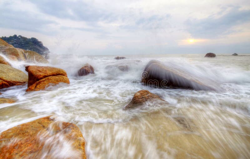 Opinião da manhã na praia na fotografia lenta do obturador imagens de stock Opinião da manhã na praia na fotografia lenta do obturador imagens de stock