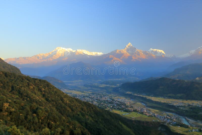 Opinião da manhã, nascer do sol na cordilheira de Annapurna de Pokhara, Nepal imagens de stock royalty free Opinião da manhã, nascer do sol na cordilheira de Annapurna de Pokhara, Nepal imagens de stock royalty free