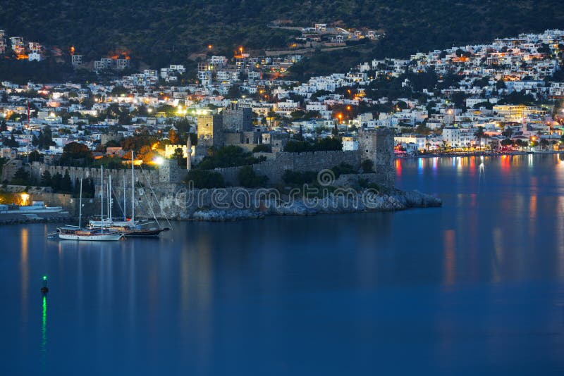Opinião da noite ao castelo de Bodrum imagem de stock Opinião da noite ao castelo de Bodrum imagem de stock