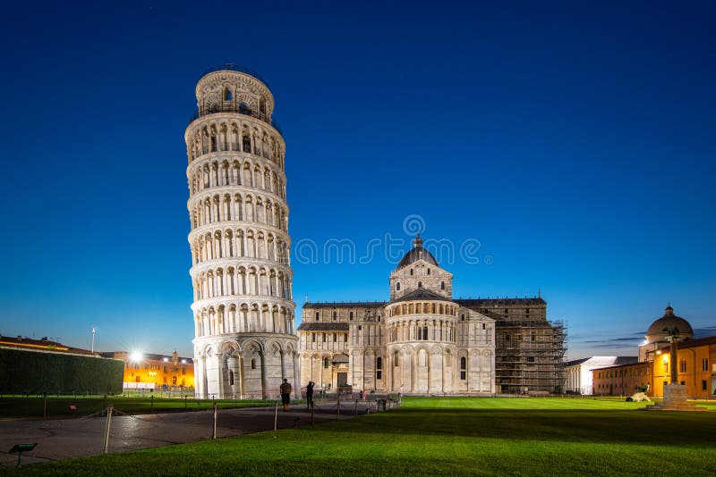 Opinião da noite da catedral de Pisa com a torre inclinada de Pisa no dei Miracoli da praça em Pisa, Toscânia, Itália A torre inc imagem de stock Opinião da noite da catedral de Pisa com a torre inclinada de Pisa no dei Miracoli da praça em Pisa, Toscânia, Itália A torre inc imagem de stock