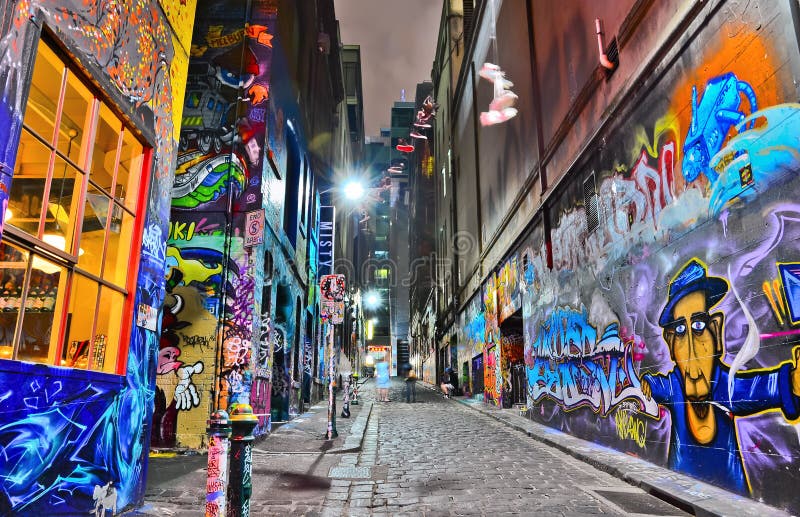 Opinião da noite da arte finala colorida dos grafittis em Melbourne