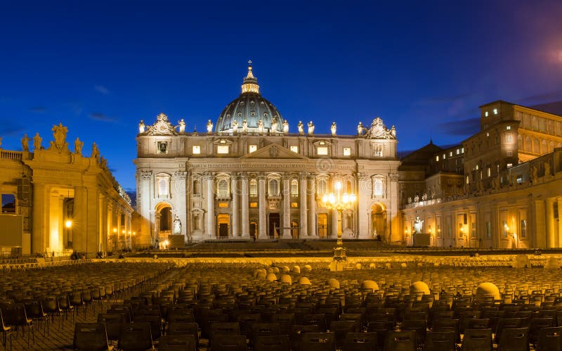 Opinião da noite da basílica de St Peter s em Roma, Vaticano imagens de stock Opinião da noite da basílica de St Peter s em Roma, Vaticano imagens de stock