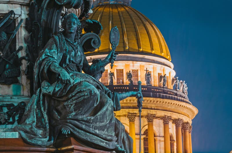 Opinião da noite das estátuas antigas do estuque e da abóbada da catedral St Petersburg do ` s do St Isaac