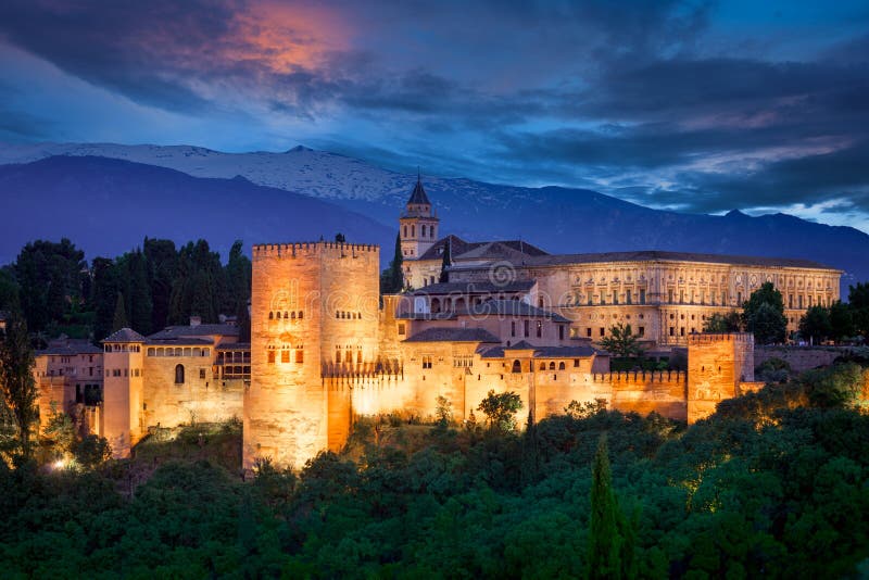 Opinião da noite de Alhambra famoso, marco europeu do curso imagem de stock Opinião da noite de Alhambra famoso, marco europeu do curso imagem de stock
