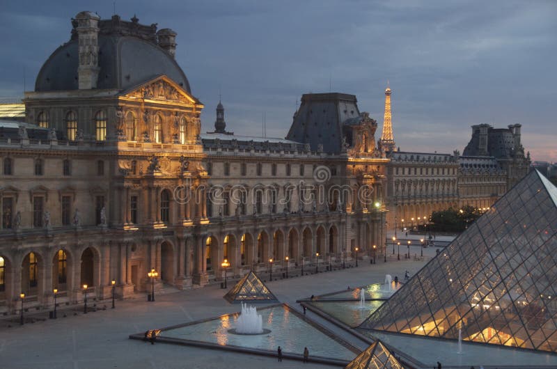 Vista noturna dos marcos de Paris imagens de stock royalty free