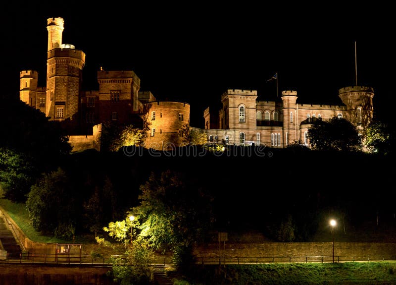 Opinião da noite do castelo iluminado de Inverness, Escócia fotografia de stock royalty free Opinião da noite do castelo iluminado de Inverness, Escócia fotografia de stock royalty free