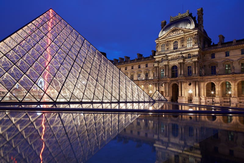 Museu do Louvre e pirâmide, vista noturna fotos de stock royalty free