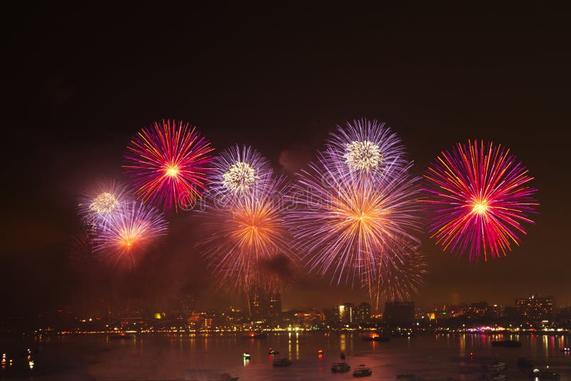 A opinião da noite e a beleza dos fogos-de-artifício em Pattaya encalham fotografia de stock royalty free
