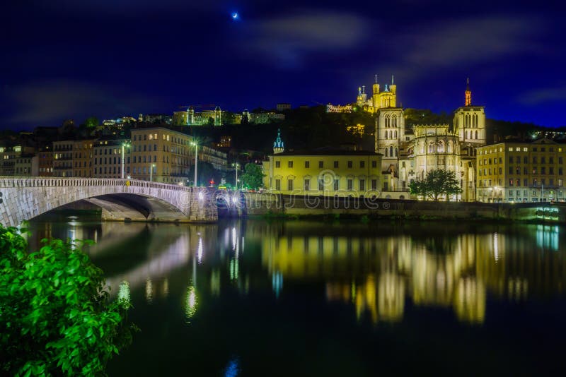 Opinião da noite o Saone, o Saint-Jean, e a Notre-Dame, em Lyon imagens de stock royalty free Opinião da noite o Saone, o Saint-Jean, e a Notre-Dame, em Lyon imagens de stock royalty free