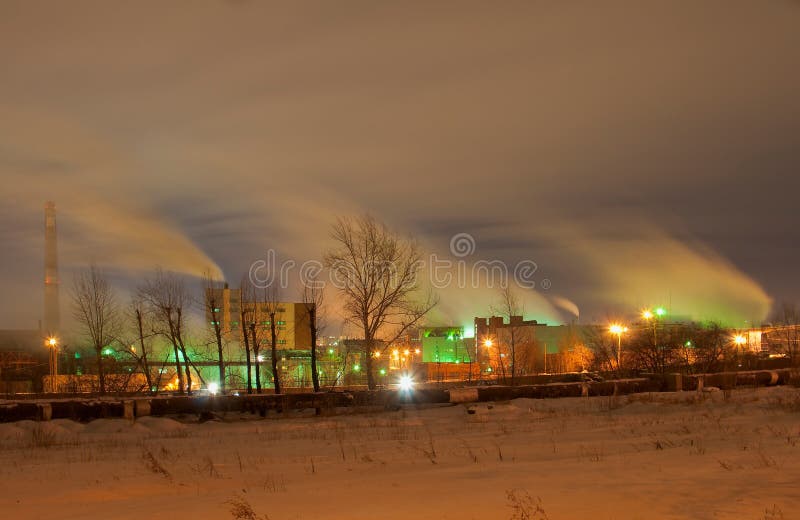 Opinião da noite da planta coberto de neve do eletrolítico-zinco de Chelyabinsk foto de stock Opinião da noite da planta coberto de neve do eletrolítico-zinco de Chelyabinsk foto de stock