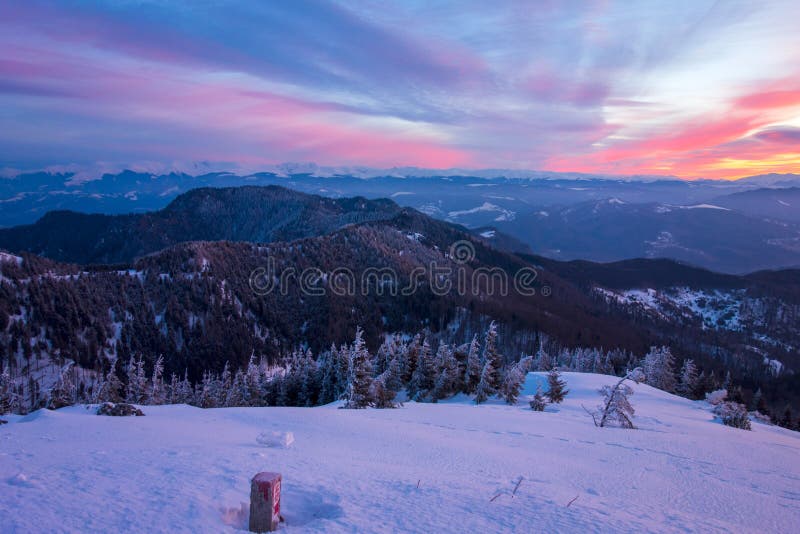 Opinião da paisagem de montanhas de Fagaras durante o nascer do sol, vista da montagem Cozia fotos de stock Opinião da paisagem de montanhas de Fagaras durante o nascer do sol, vista da montagem Cozia fotos de stock