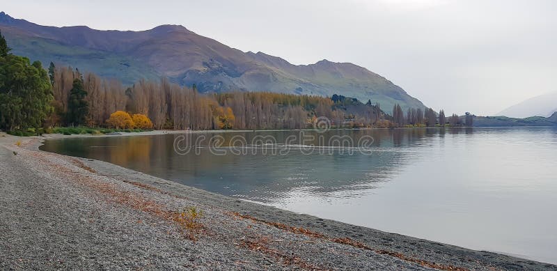 Opinião da paisagem da opinião do panorama no lago Nova Zelândia Wanaka no outono foto de stock royalty free Opinião da paisagem da opinião do panorama no lago Nova Zelândia Wanaka no outono foto de stock royalty free
