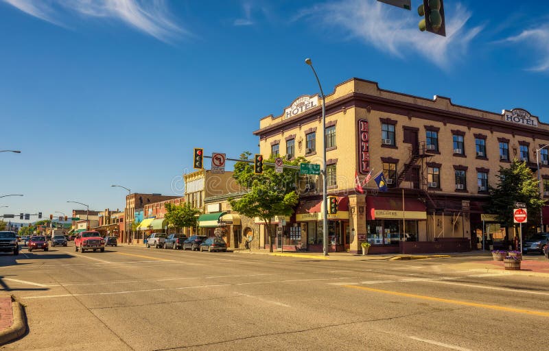 Opinião da rua com lojas e hotéis em Kalispell, Montana. KALISPELL, MONTANA, EUA - 5 DE JULHO DE 2017: Opinião cênico da rua com lojas e hotéis em Kalispell Kalispell é a entrada ao parque nacional de geleira