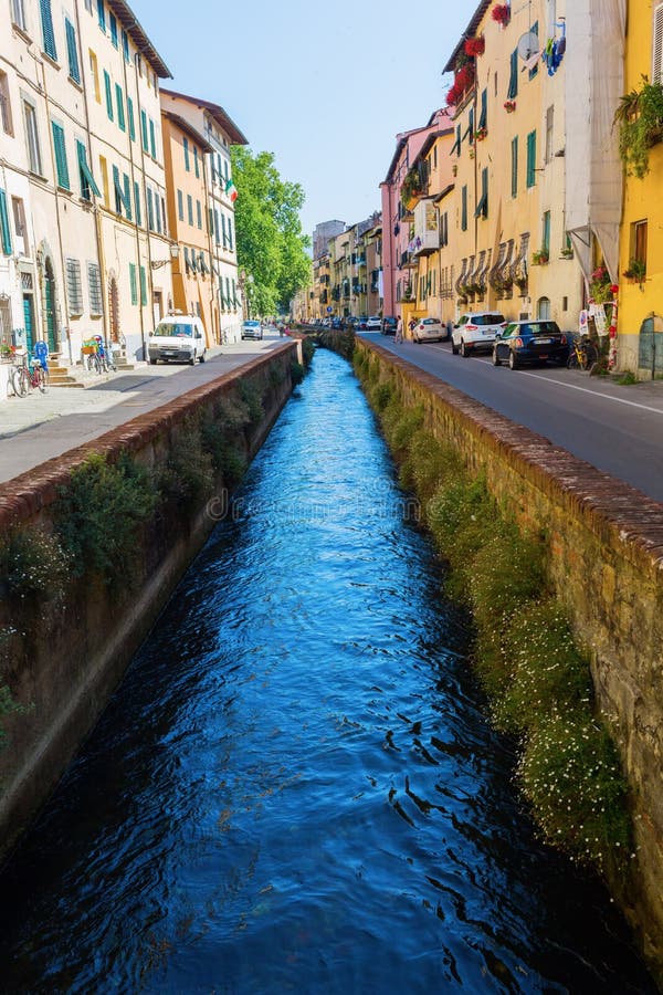 Opinião da rua com o canal em Lucca, Toscânia, Itália imagem de stock royalty free Opinião da rua com o canal em Lucca, Toscânia, Itália imagem de stock royalty free