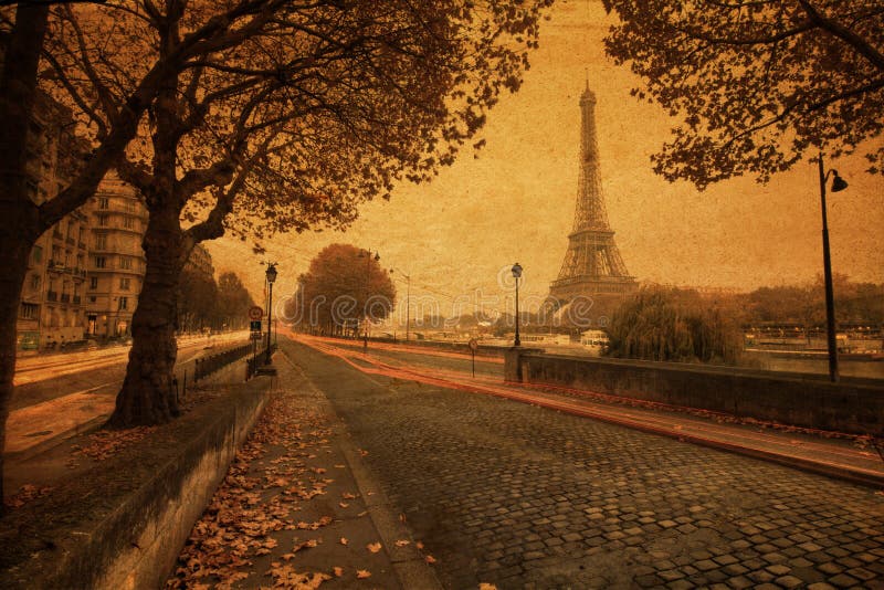 Opinião da rua de Paris com textura do papel do vintage imagem de stock royalty free Opinião da rua de Paris com textura do papel do vintage imagem de stock royalty free