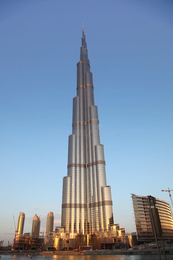Vista da Burj Dubai com margem ribeirinha imagem de stock royalty free