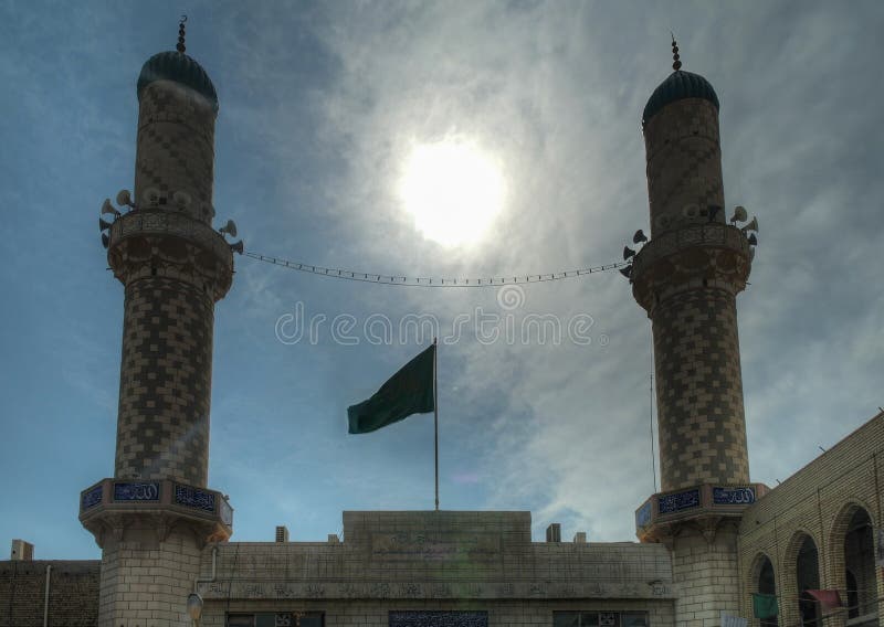A opinião de Contre-jour à mesquita de Baratha aka estragou a mesquita do menino, Bagdade, Iraque foto de stock A opinião de Contre-jour à mesquita de Baratha aka estragou a mesquita do menino, Bagdade, Iraque foto de stock