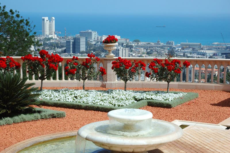 Opinião de Haifa do terraço do jardim do templo de Bahai, Israel imagens de stock royalty free Opinião de Haifa do terraço do jardim do templo de Bahai, Israel imagens de stock royalty free