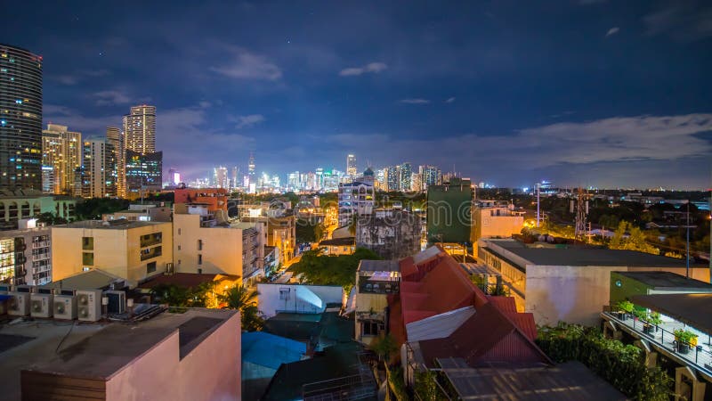 Opinião de lapso de tempo de arranha-céus de Makati na cidade de Manila Skyline na noite, Filipinas imagens de stock royalty free Opinião de lapso de tempo de arranha-céus de Makati na cidade de Manila Skyline na noite, Filipinas imagens de stock royalty free