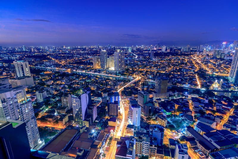 Opinião de Mandaluyong, vista da noite de Makati no metro Manila, Filipinas