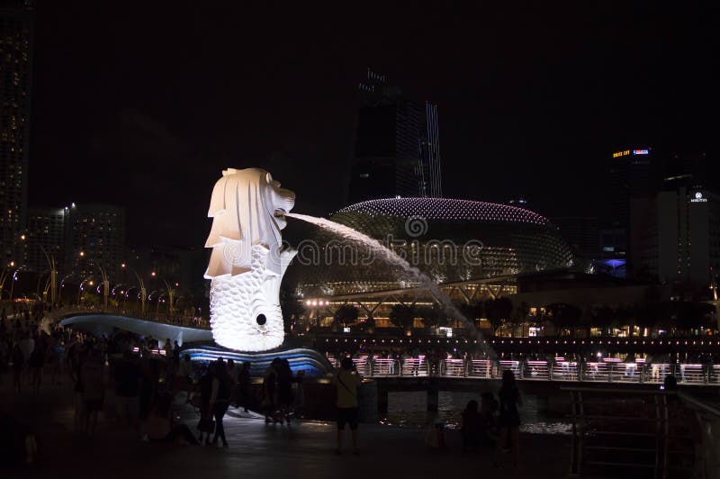 Opinião de Merlion e de esplanada fotos de stock Opinião de Merlion e de esplanada fotos de stock