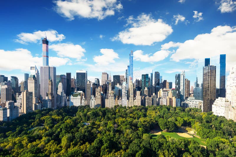 Opinião de New York City - de Central Park a manhattan com o parque no dia ensolarado - opinião surpreendente dos pássaros Opinião de New York City - de Central Park a manhattan com o parque no dia ensolarado - opinião surpreendente dos pássaros