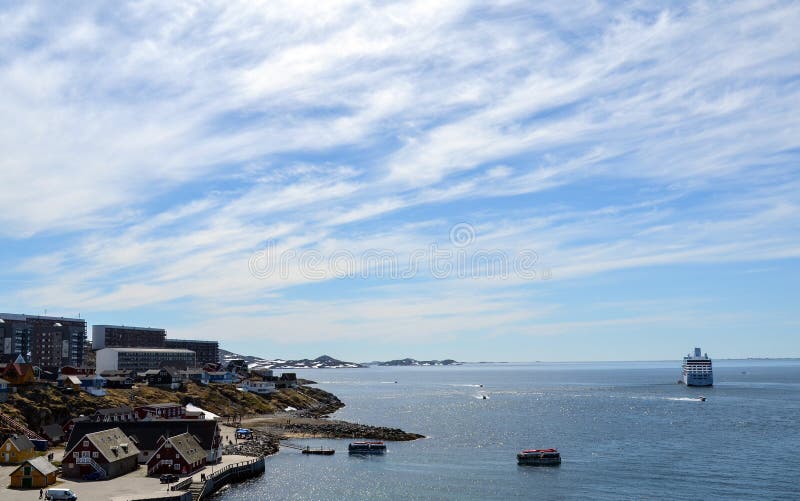 Opinião de Nuuk, capital do turista de Gronelândia imagem de stock Opinião de Nuuk, capital do turista de Gronelândia imagem de stock