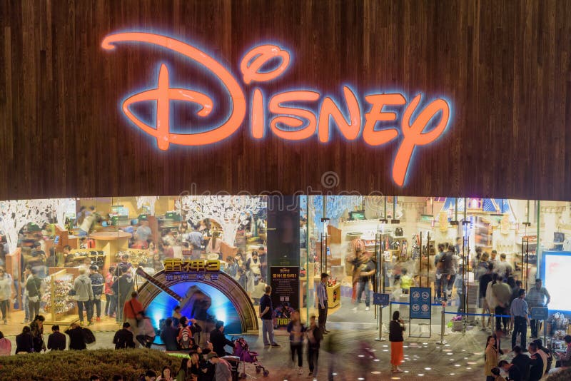 Opinião de surpresa da loja de capitânia de Disney, Shanghai da noite, China imagem de stock Opinião de surpresa da loja de capitânia de Disney, Shanghai da noite, China imagem de stock