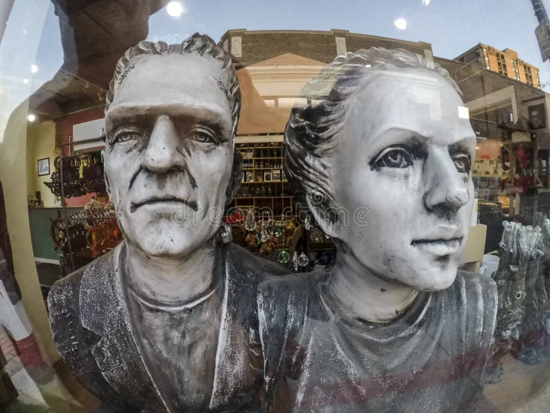 Opinião de ângulo larga das caras de estatuetas da lembrança na janela de loja fotografia de stock Opinião de ângulo larga das caras de estatuetas da lembrança na janela de loja fotografia de stock