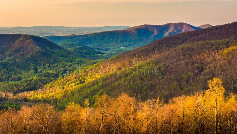 Opinião do amanhecer das montanhas apalaches da skyline Dri imagem de stock Opinião do amanhecer das montanhas apalaches da skyline Dri imagem de stock
