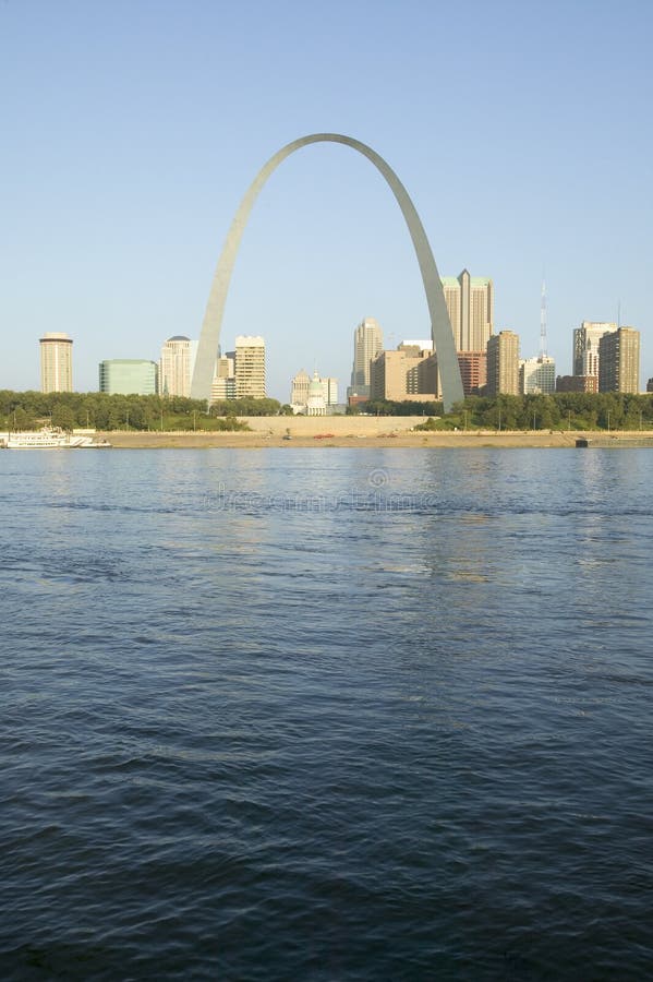 Opinião do dia do arco da entrada (entrada ao oeste) e skyline de St Louis, Missouri no nascer do sol de St Louis do leste, Illin imagens de stock