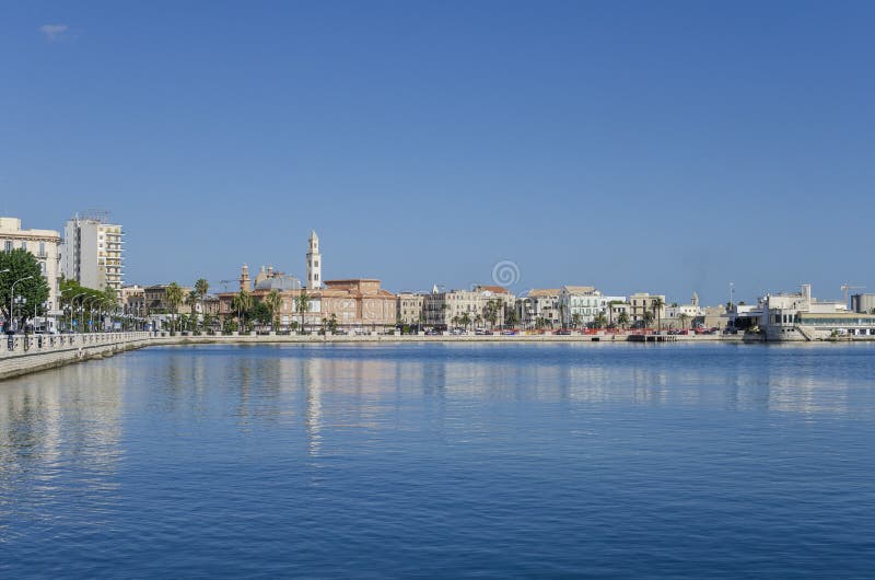 Opinião do mar e da cidade de Bari, Apulia, Itália
