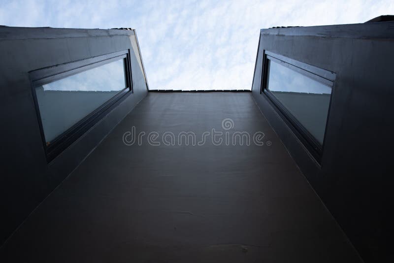 Opinião do olho da formiga da construção com reflexão da nuvem na janela imagens de stock royalty free Opinião do olho da formiga da construção com reflexão da nuvem na janela imagens de stock royalty free