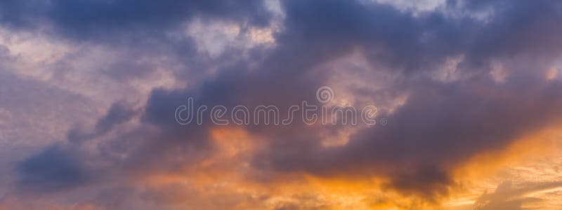 Opinião do panorama do céu e de nuvens bonitos dramáticos do por do sol da natureza fotos de stock Opinião do panorama do céu e de nuvens bonitos dramáticos do por do sol da natureza fotos de stock